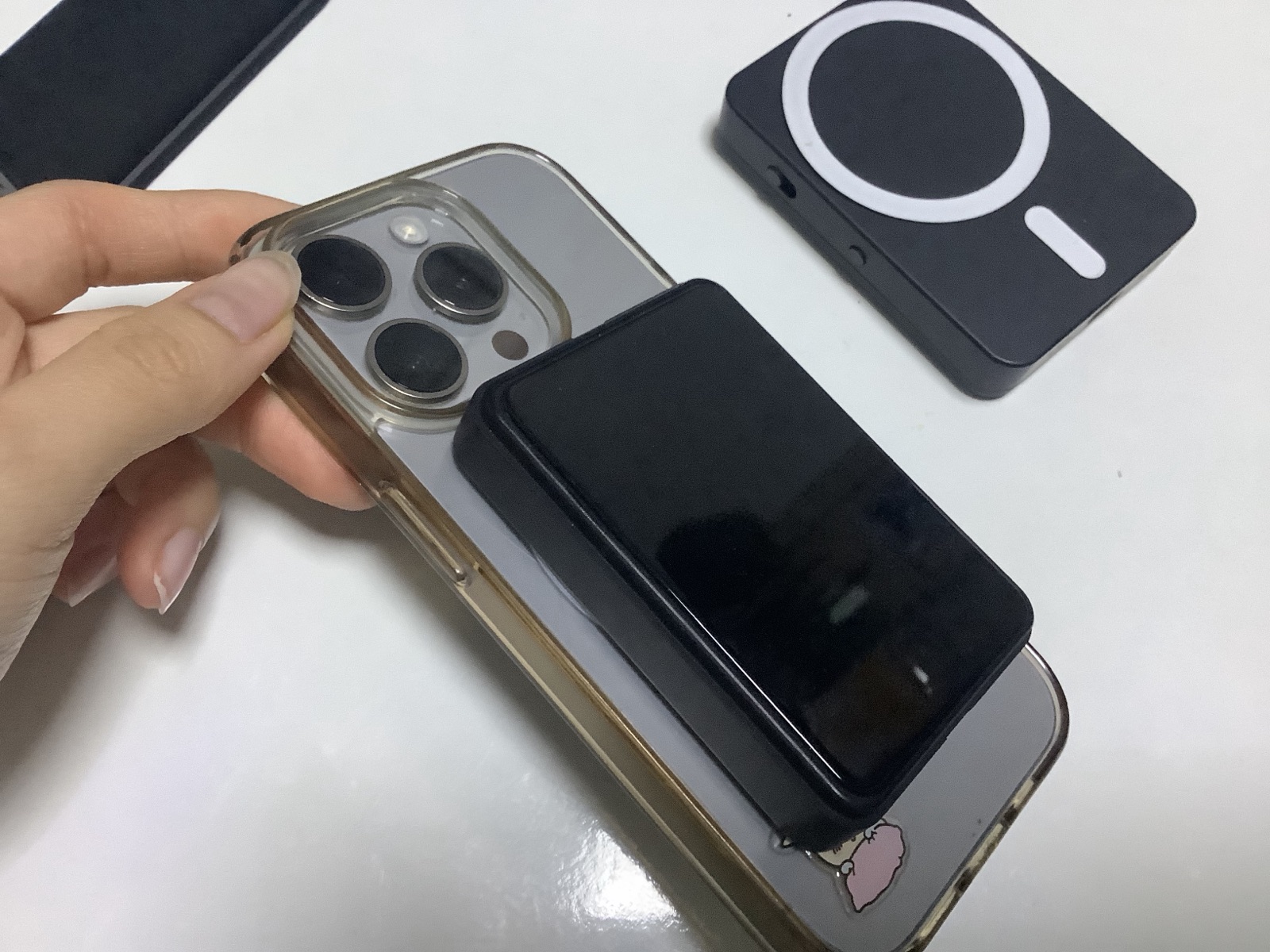 스마트폰 뒷면에 붙인 ClawDock MagSafe 모듈